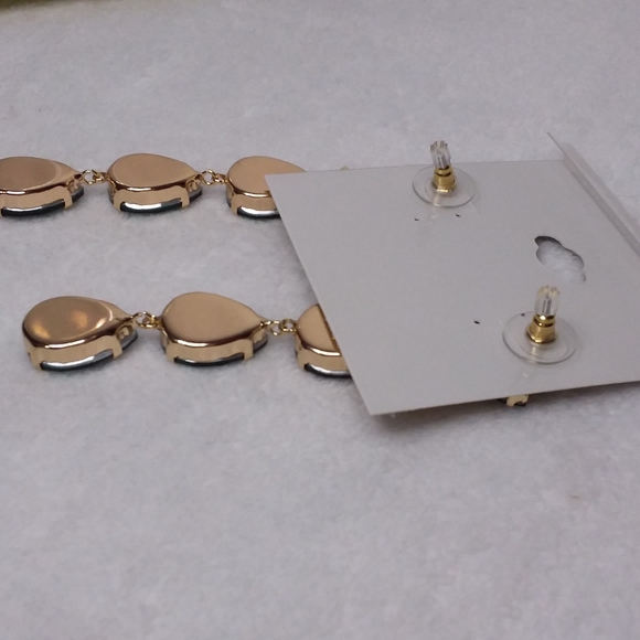 Dangle Pierce Earrings Green Teardrop Gold Tone Natasha - Picture 4 of 5